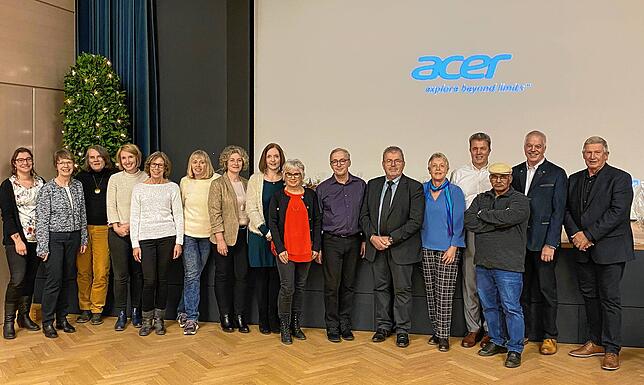 Dienstjubilare und verabschiedete Mitarbeiter stellten sich mit Bürgermeisterin Susen Katter für ein Erinnerungsfoto auf: (von links) ...