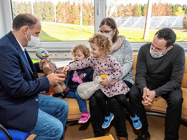 Dr. Philipp Bludau (links) im Gespräch mit einer Patientenfamilie während ihres Rehaaufenthaltes in Tannheim. Der Kinderkardiologe war ...