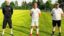 Die Marbacher Trainer Fabian Schwarz (links) und Patrick Fleig (rechts) freuen sich über Neuzugang Drilon Fetahi.
