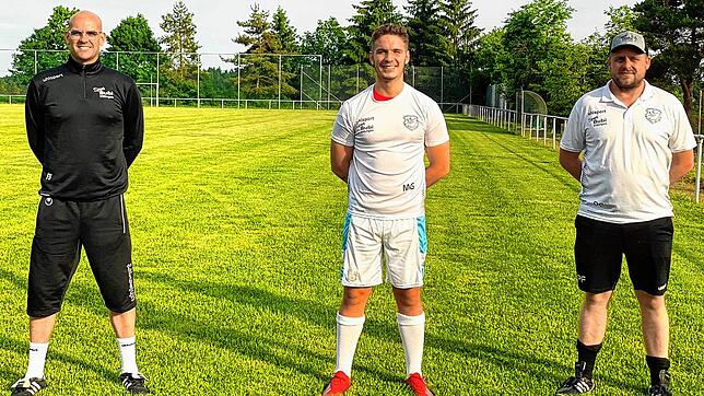 Die Marbacher Trainer Fabian Schwarz (links) und Patrick Fleig (rechts) freuen sich über Neuzugang Drilon Fetahi.