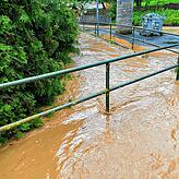 Die Brücke ins Hinterdorf ist innerhalb weniger Minuten überflutet.