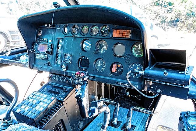 Der Arbeitsplatz von Uwe Schmid: das Cockpit des Eurocopters vom Typ AS 350 BS.