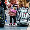 Reisende gehen mit ihrem Gepäck durch den Hauptbahnhof in Frankfurt am Main. Die Osterferien in Hessen beginnen dieses Wochenende ...