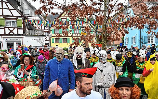 Bild 33: Narrenhochzeit in Sipplingen: So feiern die Narren das neue Paar