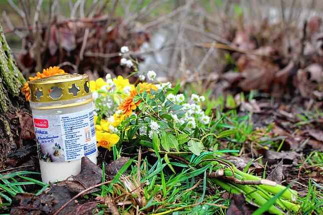Ein Strauß Blumen und eine Kerze am Brigachufer, oberhalb der Stelle, wo der Leichnam von Dirk Brünker gefunden wurde.