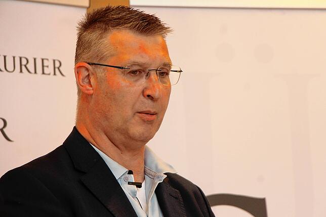 Konzentriert, aber unaufgeregt, beantwortet Bürgermeister und Kandidat Joachim Burger die Fragen der SÜDKURIER-Redakteure.
