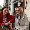 Entspannt sitzen Andrea Barth (links) und Janine Herr auf der Terrasse vor dem alten Bauernhof in Schwaningen und erzählen von ihrem ...