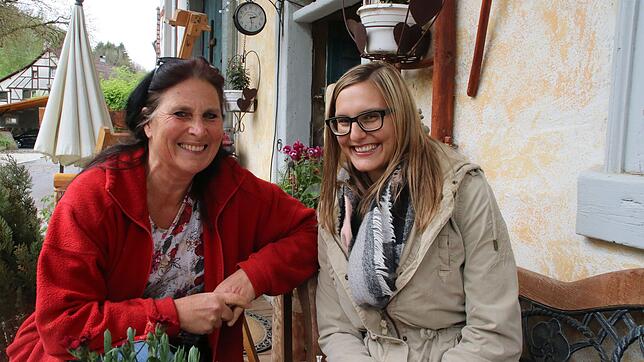 Entspannt sitzen Andrea Barth (links) und Janine Herr auf der Terrasse vor dem alten Bauernhof in Schwaningen und erzählen von ihrem ...