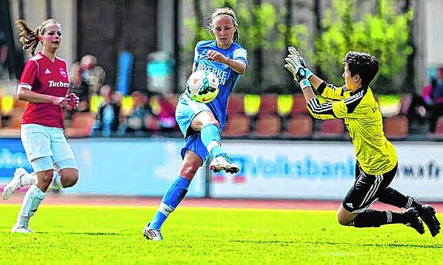 Meike Meßmer (Mitte) im Trikot des Hegauer FV beim Spiel gegen den 1. FC Nürnberg im Jahr 2016.