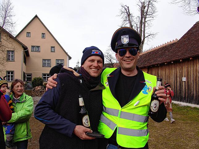 Bild 1: Narrenbaum mit Corona-Knick in Weildorf