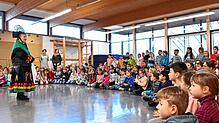 Sandra Hain führt sechs Grundschulklassen der Teggingerschule durch das Brauchtum und die Figuren der Narrizella-Zunft.