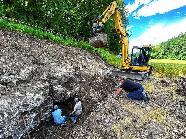Die Entdeckung des Eingangs zur Höhle.
