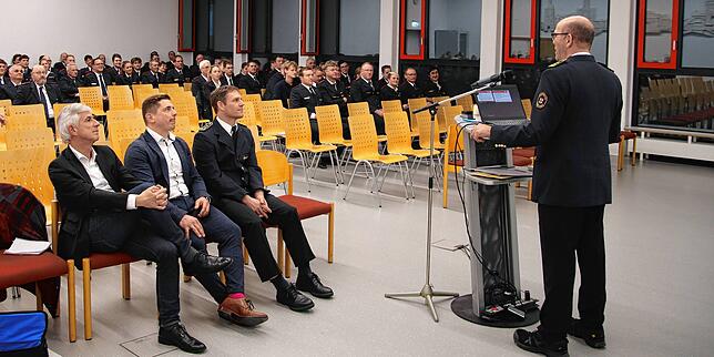 Kommandant Bernd Roth (rechts am Rednerpult) bei der Hauptversammlung der Feuerwehr Konstanz. Vor ihm sitzen in der ersten Reihe ...