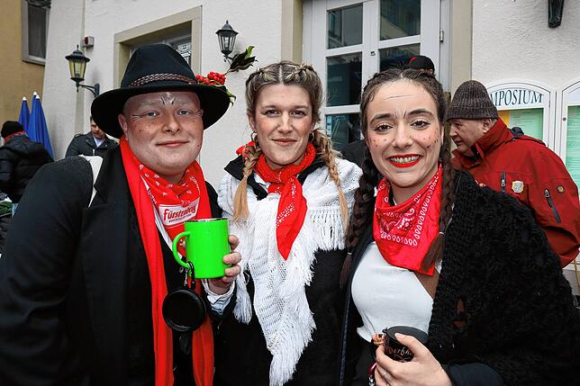 Junge Menschen freuen sich über die Fasnacht.