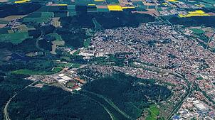 Schwenningen mit dem Gewerbegebiet Dickenhardt (im Hintergrund) aus der Luft gesehen: Dort ereignet sich der Rohrbruch an einer ...