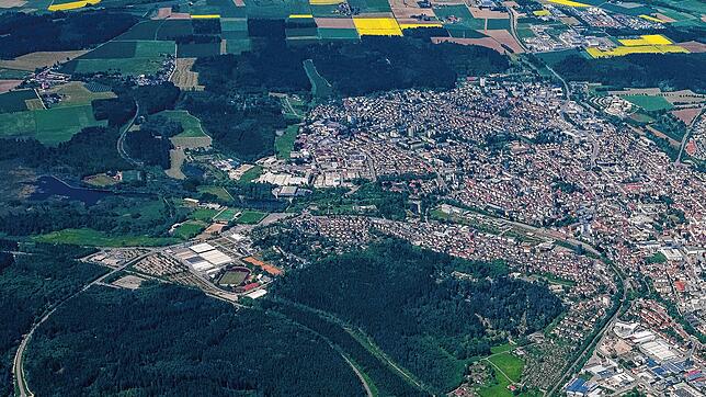 Schwenningen mit dem Gewerbegebiet Dickenhardt (im Hintergrund) aus der Luft gesehen: Dort ereignet sich der Rohrbruch an einer ...