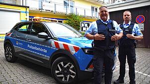 Dejan Jovcic und Michael Siegel (von links) mit den neuen Uniformen, mit den Schutzwesten und dem neuen Auto mit der Aufschrift ...