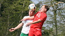 Der Brigachtaler Björn Waller (links) beim Kopfballduell mit Florian Herbst vom FC Pfaffenweiler. Herbst brachte Pfaffenweiler im Derby ...