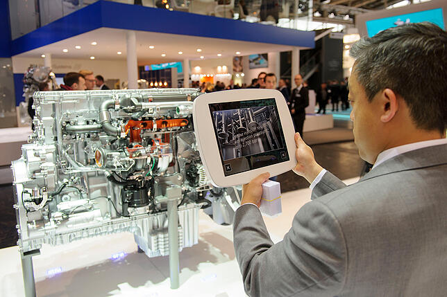 Augmented-Reality-Technologie ermöglicht es Besuchern des MTU-Stands auf der Bauma, die Vorgänge im Inneren eines virtuell laufenden ...