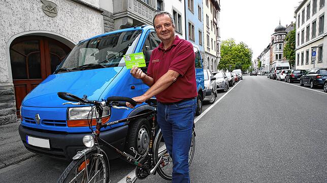 Peter Schuck erledigt viel mit dem Fahrrad. Trotzdem kann er nicht auf das eigene Auto -. und damit verbunden auf einen ...