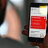 Auf einem Handy zeigt die Corona Warn-App ein erhöhtes Risiko an, welches darauf hinweist Kontakt mit einer infizierten Person gehabt zu ...