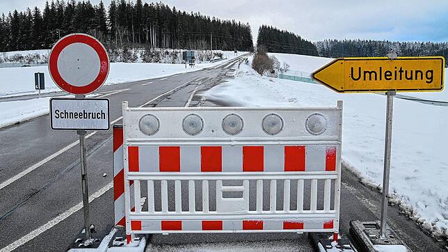 Hier gehts nicht weiter. Die Verbindungsstraße zwischen Fuchsfalle und Sternenhöhe bei Oberkirnach ist aus Richtung Triberg kommend ab ...