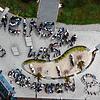 Als Abschluss für den Tag der Demokratie an der Eichendorff-Realschule haben sich die Schüler für eine gemeinsame Fotoaktion versammelt: ...