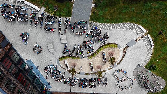Als Abschluss für den Tag der Demokratie an der Eichendorff-Realschule haben sich die Schüler für eine gemeinsame Fotoaktion versammelt: ...