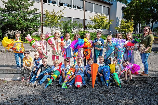 Die Klasse 1b der Peter-Thumb-Schule Hilzingen mit ihrer Klassenlehrerin Sabrina Reuschel bei ihrer Einschulungsfeier.