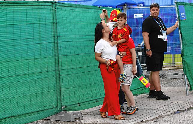 Bild 15: Die Fans stimmen die Spanier auf das Finale ein – wir haben Bilder!
