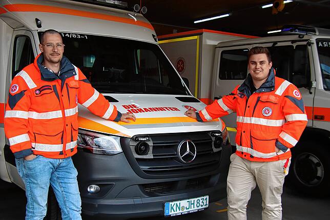 Marco Biernat und Sven Lederle haben sich bei ihrer Arbeit im Rettungsdienst filmen lassen und berichten von ihren Erfahrungen.