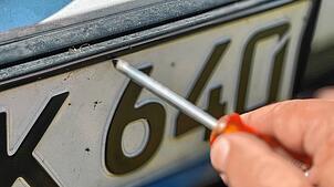 Weil sie die Kennzeichen an zwei Autos getauscht hatte, wurde eine Frau vom Amtsgericht Bad Säckingen wegen Urkundenfälschung ...