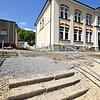Dieser Bereich vor Kindergarten, dessen Anbau links zu sehen ist, und Schule (rechts) in Bodman soll komplett neu gestaltet werden und ...