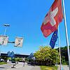 Wie Mahnmale eines Europas der offenen Grenzen wehen eine Schweizer Flagge und eine EU-Fahne einträchtig im Wind. Im Hintergrund ist die ...