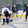 Wild Wings-Chefcoach Niklas Sundblad (rechts) erläutert seinen Spielern beim Training in der Helios-Arena die Übungseinheiten.