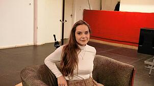Carla Striewe ist seit der Saison 2024/25 Mitglied im Färbe-Ensemble. Aktuell spielt sie die Karoline im Sommertheater im Volksstück ...