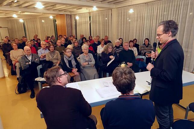 Großes Interesse: Mehr als 50 Besucher zu Gast beim Verein Bürgerpark Büdingen. Vorsitzender Patrick Pfeiffer (rechts) und ...