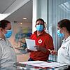 Blutspendereferent Alexander Sieber mit der Blutspendenbeauftragten Andrea Heide (l.) vom DRK Lauchringen und Helferin Svea Matt vom DRK ...