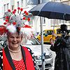 Fasnacht dehom: Mit einem Narrensprüchle mahnen Verena Keller und Reinhold König alle Mäschgerle zur Vernunft.