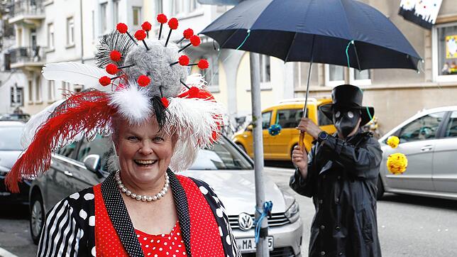 Fasnacht dehom: Mit einem Narrensprüchle mahnen Verena Keller und Reinhold König alle Mäschgerle zur Vernunft.