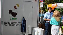 Wahlkampf auf dem Konstanzer Wochenmarkt: Andreas Jung im Gespräch mit einer Bürgerin.