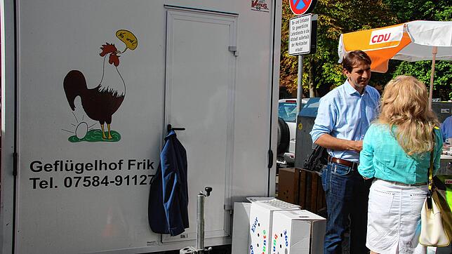Wahlkampf auf dem Konstanzer Wochenmarkt: Andreas Jung im Gespräch mit einer Bürgerin.