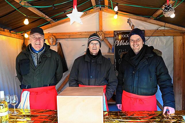 Sie bieten Wein und Glüh-Gin an (von links): Martin Bosch, Wolfgang Reuther und Stefan Keil.