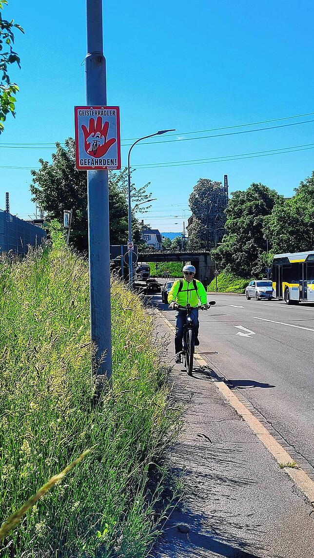 Dieser Radfahrer fährt korrekt auf dem Radweg an der Güterstraße. Das Schild oben links soll Geisterfahrer abhalten, den Radweg hier in ...