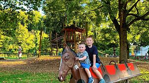 Leon (3) und Fynn (7) haben viel Spaß auf dem Spielplatz an der Berliner Straße. Er bietet so viel Abwechslung, dass ein Besuch zum ...