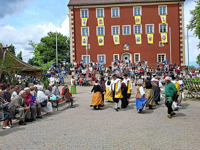 Bild 1: Mittelalter hautnah: Tausende beim 7. Stettener Spectaculum mit Rittern, Gauklern und Magiern