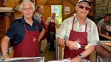 Guter Dinge in ihrer Stadtfest-Hütte: die Sänger vom Männerchor (von links) Helmut Mauch, Hans Kley, Manfred Haas und Karl Dorn sowie ...