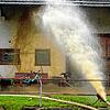 Fützen war von dem Hochwasser besonders betroffen. Im Eifer des Gefechts sprang dieser Schlauch aus dem Kommenbach, das aussprudelnde ...