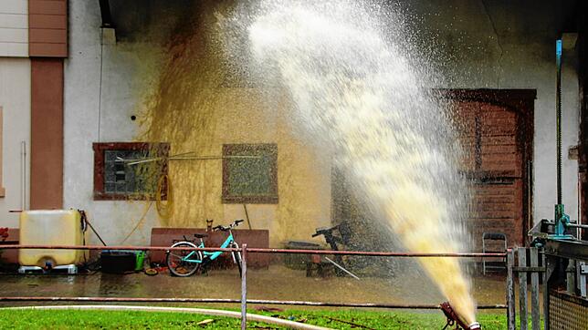 Fützen war von dem Hochwasser besonders betroffen. Im Eifer des Gefechts sprang dieser Schlauch aus dem Kommenbach, das aussprudelnde ...