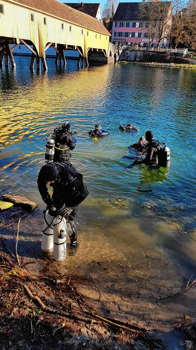 Der Hochrhein ist bei Tauchern auf beiden Seiten der Grenze sehr beliebt, hier beim Grenzübergang Altenburg (D) und Rheinau (CH)